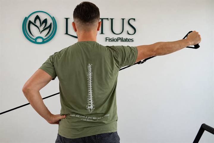Exercício de pilates para a coluna no estúdio Lótus
